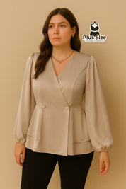 Blusa Plus Size Elegance com Botões Forrados e Silhueta Marcada Blusa Plus Size Elegance com Botões Forrados e Silhueta