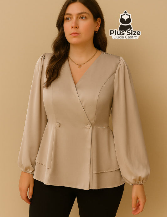 Blusa Plus Size Elegance com Botões Forrados e Silhueta Marcada Blusa Plus Size Elegance com Botões Forrados e Silhueta