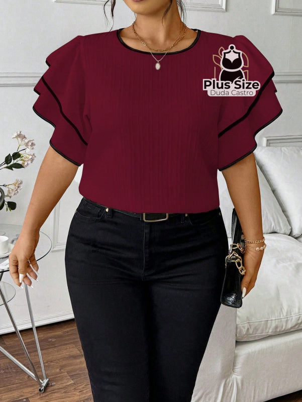 Blusa Plus Size Elegância Estruturada – Babado Duplo com Acabamento Contrastante Blusa Plus Size Elegância Estruturada