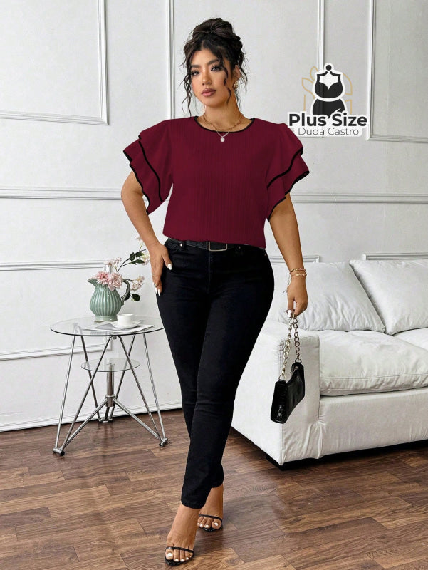 Blusa Plus Size Elegância Estruturada – Babado Duplo com Acabamento Contrastante Blusa Plus Size Elegância Estruturada