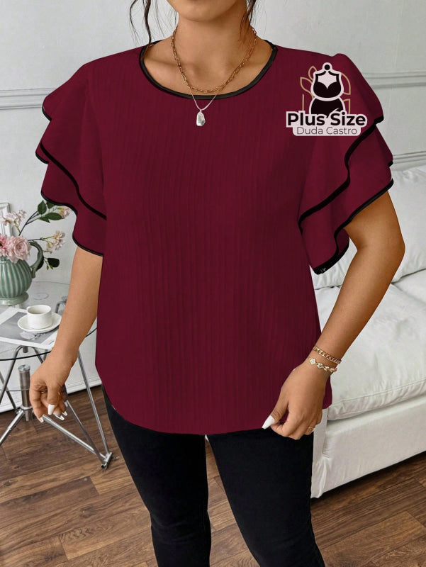 Blusa Plus Size Elegância Estruturada – Babado Duplo com Acabamento Contrastante Blusa Plus Size Elegância Estruturada