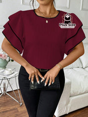 Blusa Plus Size Elegância Estruturada – Babado Duplo com Acabamento Contrastante Blusa Plus Size Elegância Estruturada