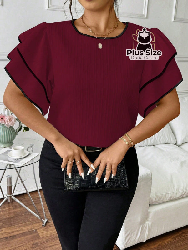 Blusa Plus Size Elegância Estruturada – Babado Duplo com Acabamento Contrastante Blusa Plus Size Elegância Estruturada