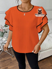 Blusa Plus Size Elegância Estruturada – Babado Duplo com Acabamento Contrastante Blusa Plus Size Elegância Estruturada