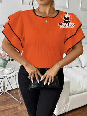 Blusa Plus Size Elegância Estruturada – Babado Duplo com Acabamento Contrastante Blusa Plus Size Elegância Estruturada