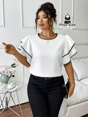 Blusa Plus Size Elegância Estruturada – Babado Duplo com Acabamento Contrastante Blusa Plus Size Elegância Estruturada