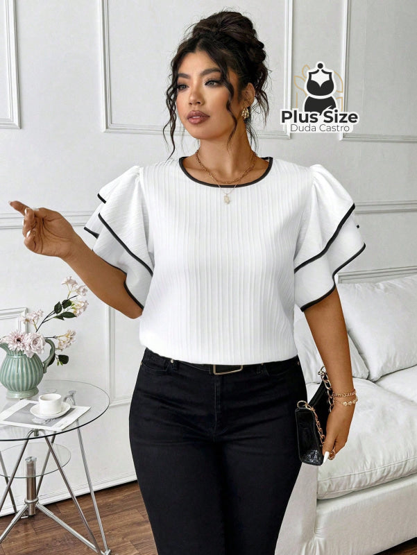 Blusa Plus Size Elegância Estruturada – Babado Duplo com Acabamento Contrastante Blusa Plus Size Elegância Estruturada
