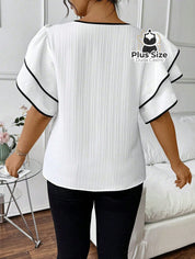 Blusa Plus Size Elegância Estruturada – Babado Duplo com Acabamento Contrastante Blusa Plus Size Elegância Estruturada