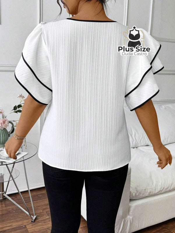 Blusa Plus Size Elegância Estruturada – Babado Duplo com Acabamento Contrastante Blusa Plus Size Elegância Estruturada
