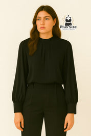 Blusa Plus Size Essência Chic – Gola Alta com Pregas Frontais e Manga Levemente Bufante Blusa Plus Size Essência Chic –