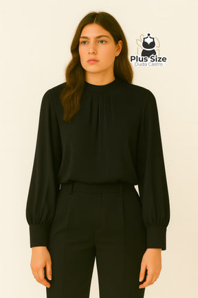 Blusa Plus Size Essência Chic – Gola Alta com Pregas Frontais e Manga Levemente Bufante Blusa Plus Size Essência Chic –