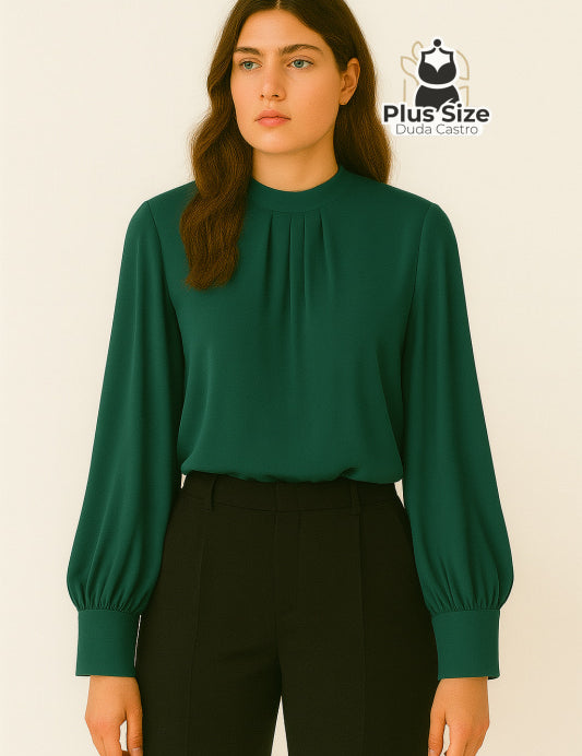 Blusa Plus Size Essência Chic – Gola Alta com Pregas Frontais e Manga Levemente Bufante Blusa Plus Size Essência Chic –