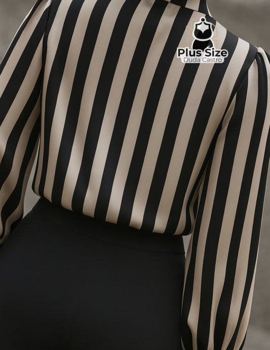 Blusa Plus Size Essência Chic – Gola Alta com Pregas Frontais e Manga Levemente Bufante Blusa Plus Size Essência Chic –