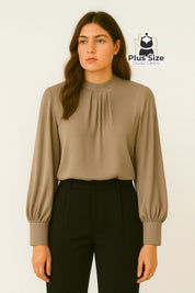 Blusa Plus Size Essência Chic – Gola Alta com Pregas Frontais e Manga Levemente Bufante Blusa Plus Size Essência Chic –