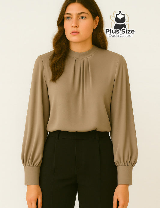 Blusa Plus Size Essência Chic – Gola Alta com Pregas Frontais e Manga Levemente Bufante Blusa Plus Size Essência Chic –