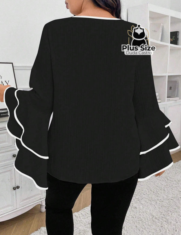 Blusa Plus Size Glamour em Movimento – Manga Babado Duplo com Acabamento Contrastante Blusa Plus Size Glamour em