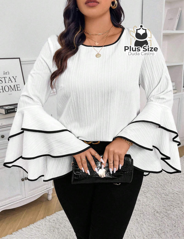 Blusa Plus Size Glamour em Movimento – Manga Babado Duplo com Acabamento Contrastante Blusa Plus Size Glamour em