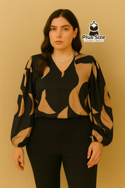 Blusa Plus Size Instinto Chic – Estampa Orgânica em Preto & Caramelo com Manga Bufante Blusa Plus Size Instinto Chic –