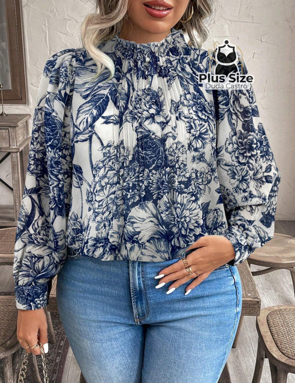 Blusa Plus Size Jardim Clássico – Estampa Floral Azul com Gola Alta e Franzido Elegante Blusa Plus Size Jardim Clássico