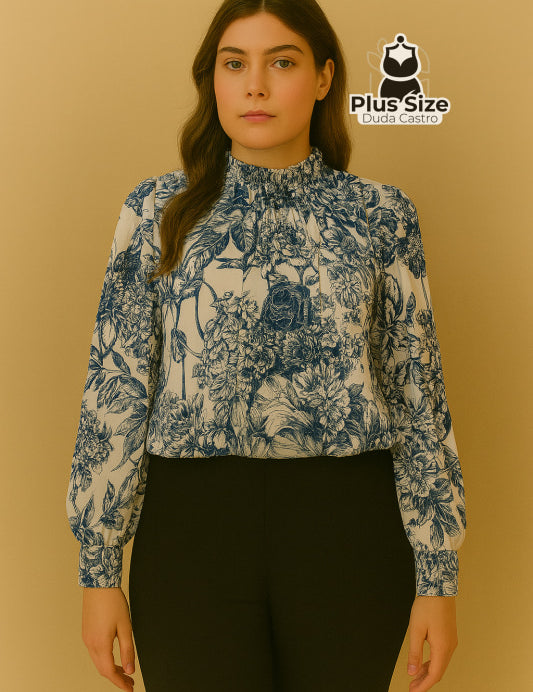 Blusa Plus Size Jardim Clássico – Estampa Floral Azul com Gola Alta e Franzido Elegante Blusa Plus Size Jardim Clássico