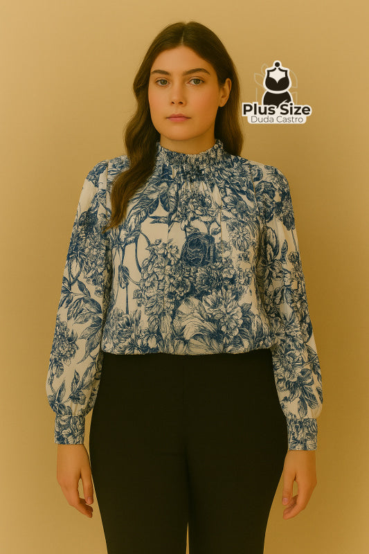 Blusa Plus Size Jardim Clássico – Estampa Floral Azul com Gola Alta e Franzido Elegante Blusa Plus Size Jardim Clássico