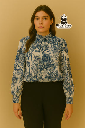 Blusa Plus Size Jardim Clássico – Estampa Floral Azul com Gola Alta e Franzido Elegante Blusa Plus Size Jardim Clássico