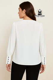 Blusa Plus Size Parisienne – Gola V Estruturada com Recorte Preto e Botões nos Punhos Blusa Plus Size Parisienne – Gola