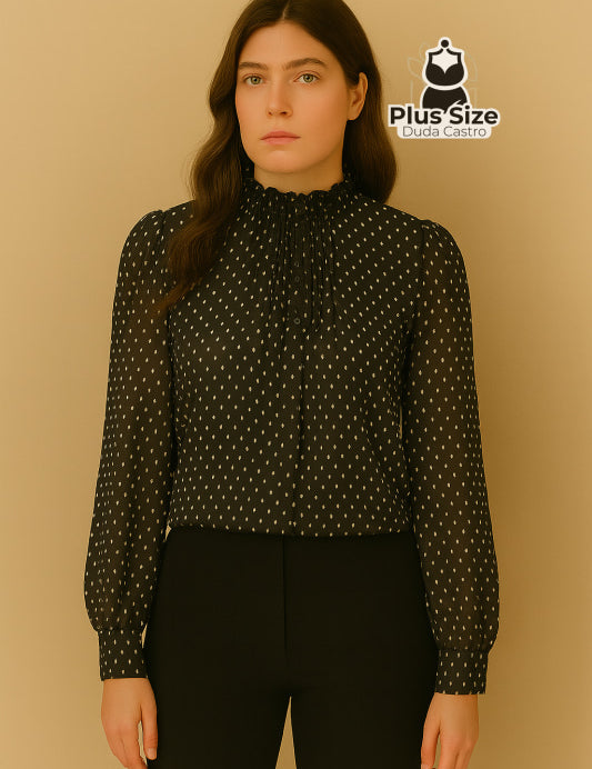Blusa Plus Size Poá Refinado – com Gola Frufru e Manga Longa Blusa Plus Size Poá Refinado – com Gola Frufru e Manga