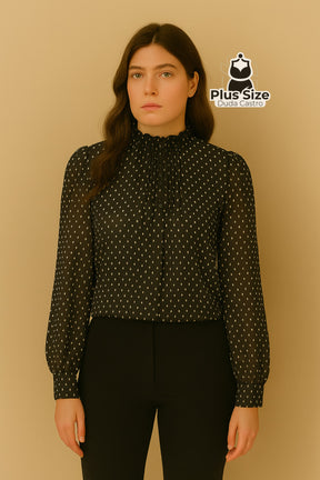 Blusa Plus Size Poá Refinado – com Gola Frufru e Manga Longa Blusa Plus Size Poá Refinado – com Gola Frufru e Manga