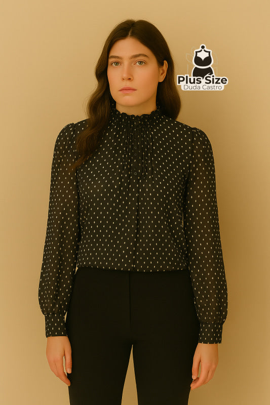 Blusa Plus Size Poá Refinado – com Gola Frufru e Manga Longa Blusa Plus Size Poá Refinado – com Gola Frufru e Manga