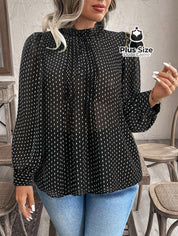 Blusa Plus Size Poá Refinado – com Gola Frufru e Manga Longa Blusa Plus Size Poá Refinado – com Gola Frufru e Manga