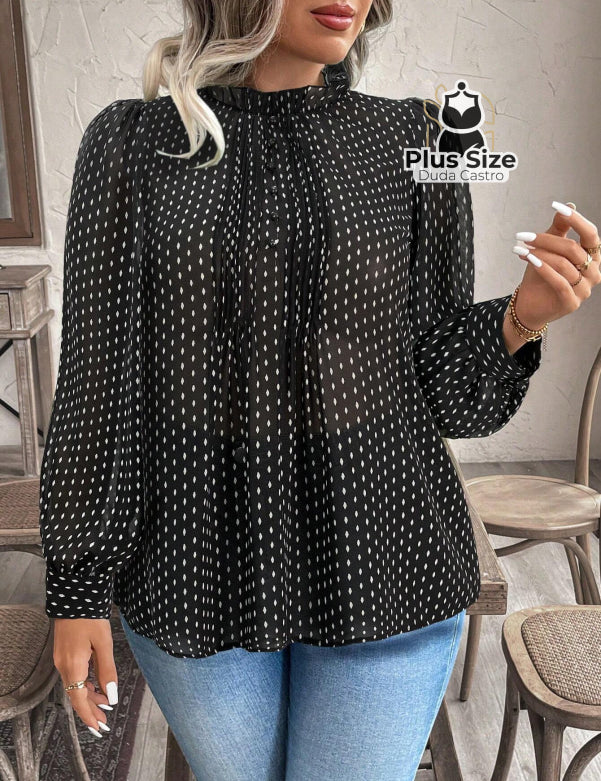 Blusa Plus Size Poá Refinado – com Gola Frufru e Manga Longa Blusa Plus Size Poá Refinado – com Gola Frufru e Manga