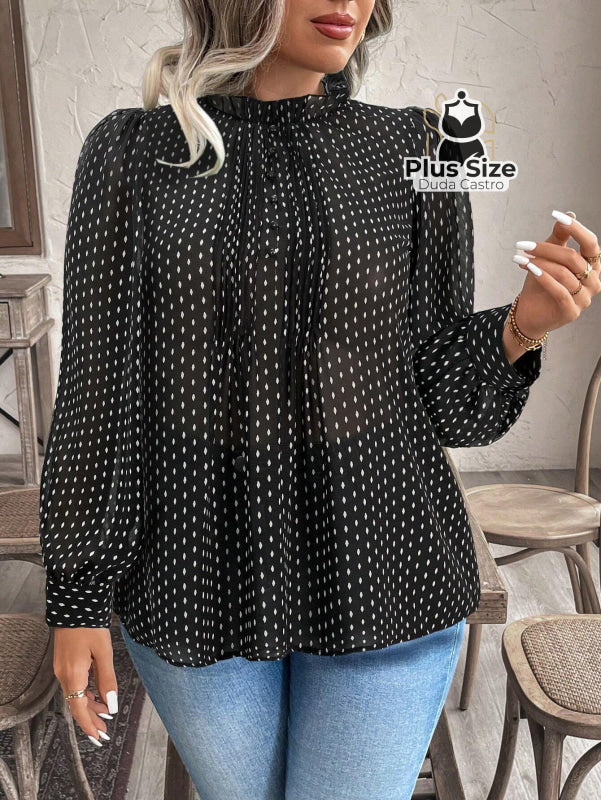 Blusa Plus Size Poá Refinado – com Gola Frufru e Manga Longa Blusa Plus Size Poá Refinado – com Gola Frufru e Manga