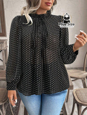 Blusa Plus Size Poá Refinado – com Gola Frufru e Manga Longa Blusa Plus Size Poá Refinado – com Gola Frufru e Manga