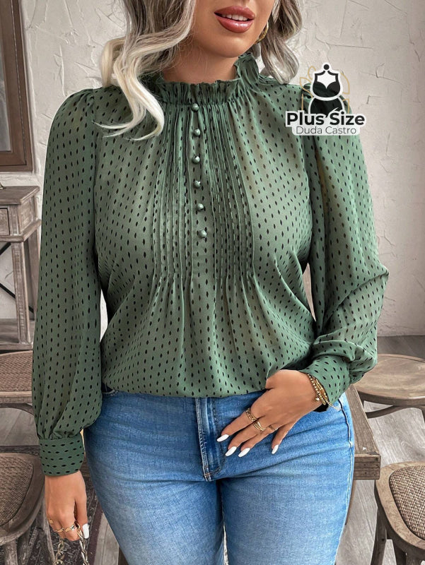 Blusa Plus Size Poá Refinado – com Gola Frufru e Manga Longa Blusa Plus Size Poá Refinado – com Gola Frufru e Manga