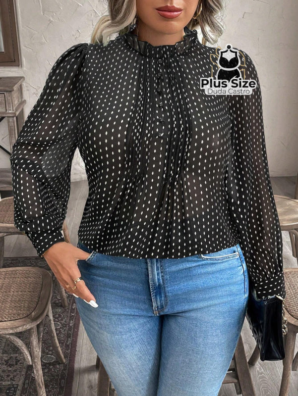 Blusa Plus Size Poá Refinado – com Gola Frufru e Manga Longa Blusa Plus Size Poá Refinado – com Gola Frufru e Manga