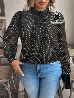 Blusa Plus Size Poá Refinado – com Gola Frufru e Manga Longa Blusa Plus Size Poá Refinado – com Gola Frufru e Manga