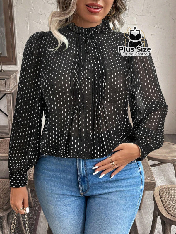 Blusa Plus Size Poá Refinado – com Gola Frufru e Manga Longa Blusa Plus Size Poá Refinado – com Gola Frufru e Manga