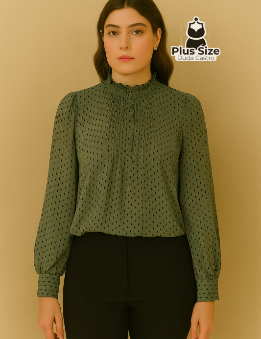 Blusa Plus Size Poá Refinado – com Gola Frufru e Manga Longa Blusa Plus Size Poá Refinado – com Gola Frufru e Manga