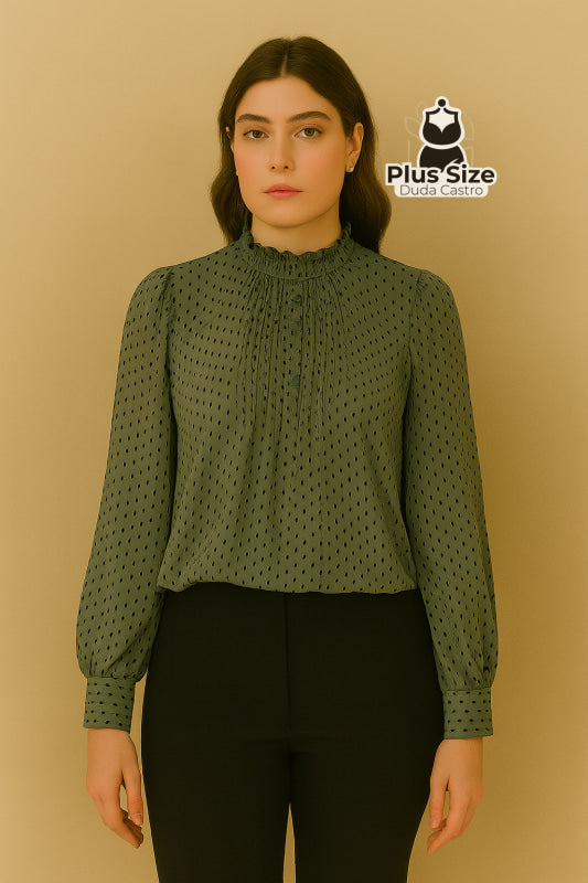 Blusa Plus Size Poá Refinado – com Gola Frufru e Manga Longa Blusa Plus Size Poá Refinado – com Gola Frufru e Manga
