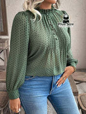 Blusa Plus Size Poá Refinado – com Gola Frufru e Manga Longa Blusa Plus Size Poá Refinado – com Gola Frufru e Manga