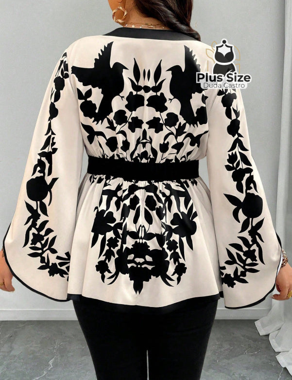 Blusa Plus Size Poder Estampado – Floral Preto & Off com Manga Sino e Cintura Marcada Blusa Plus Size Poder Estampado –