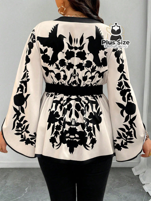 Blusa Plus Size Poder Estampado – Floral Preto & Off com Manga Sino e Cintura Marcada Blusa Plus Size Poder Estampado –
