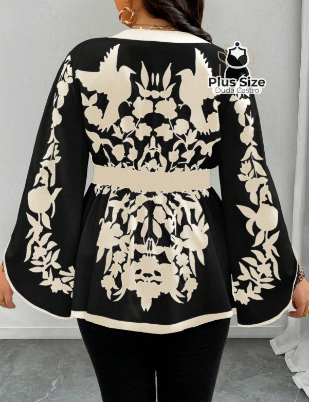 Blusa Plus Size Poder Estampado – Floral Preto & Off com Manga Sino e Cintura Marcada Blusa Plus Size Poder Estampado –