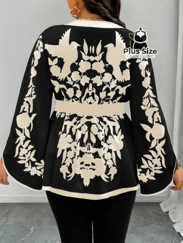 Blusa Plus Size Poder Estampado – Floral Preto & Off com Manga Sino e Cintura Marcada Blusa Plus Size Poder Estampado –