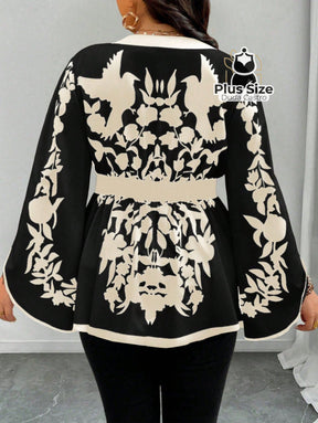 Blusa Plus Size Poder Estampado – Floral Preto & Off com Manga Sino e Cintura Marcada Blusa Plus Size Poder Estampado –