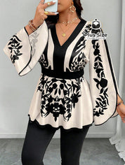 Blusa Plus Size Poder Estampado – Floral Preto & Off com Manga Sino e Cintura Marcada Blusa Plus Size Poder Estampado –