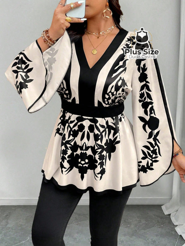 Blusa Plus Size Poder Estampado – Floral Preto & Off com Manga Sino e Cintura Marcada Blusa Plus Size Poder Estampado –