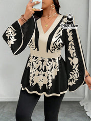 Blusa Plus Size Poder Estampado – Floral Preto & Off com Manga Sino e Cintura Marcada Blusa Plus Size Poder Estampado –