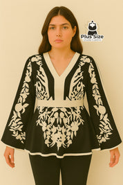 Blusa Plus Size Poder Estampado – Floral Preto & Off com Manga Sino e Cintura Marcada Blusa Plus Size Poder Estampado –